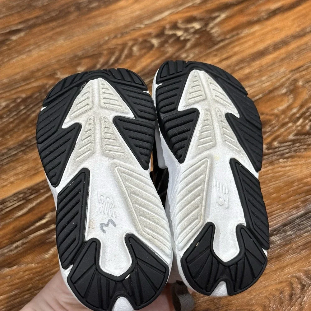New Balance Rave Run v2 Boys Size 5‎ Toddler Girl Black Running Shoes Sneakers